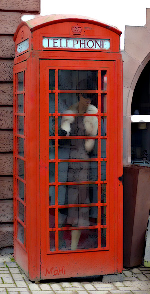 Geheimnisvolle Frau in Telefonzelle © Martina Hildebrand 2013